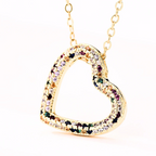 Collier cœur avec des très petits motifs de différentes couleurs 