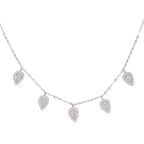 Collier ras de cou avec des petits motifs de feuilles d’arbre 