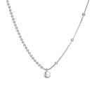 Collier ras de cou avec un design gris et simple 