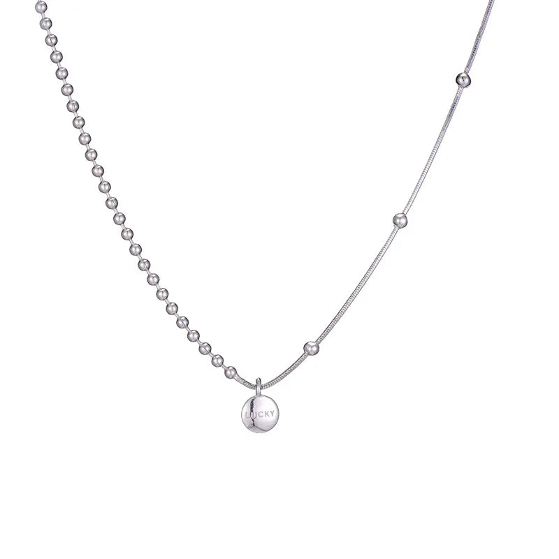 Collier ras de cou avec un design gris et simple 