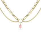 Collier multi rangs avec une chaîne dorée et un petit pendentif rose clair
