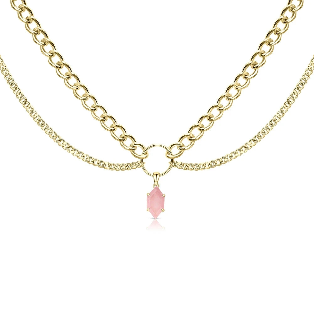 Collier multi rangs avec une chaîne dorée et un petit pendentif rose clair