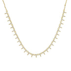 Collier ras de cou avec une chaîne dorée composée de petits motifs triangulaires