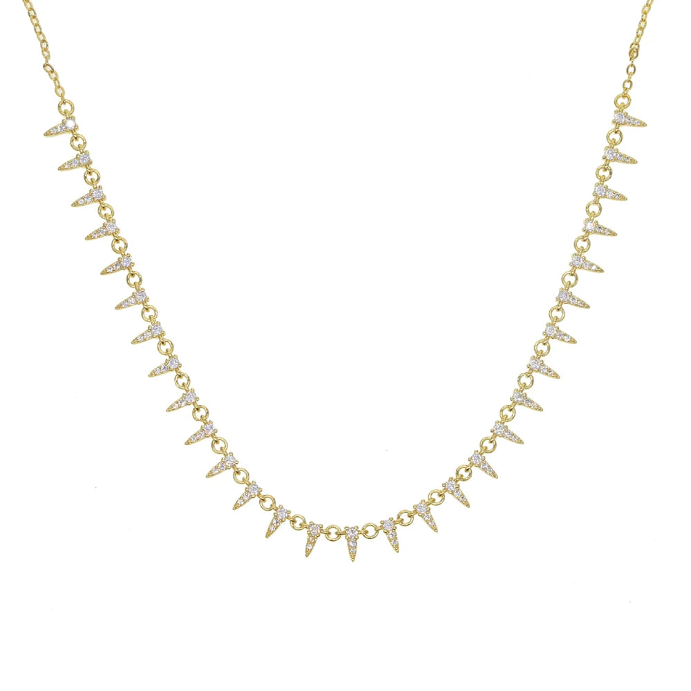 Collier ras de cou avec une chaîne dorée composée de petits motifs triangulaires