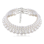Collier blanc avec trois rangs et un style ras de cou