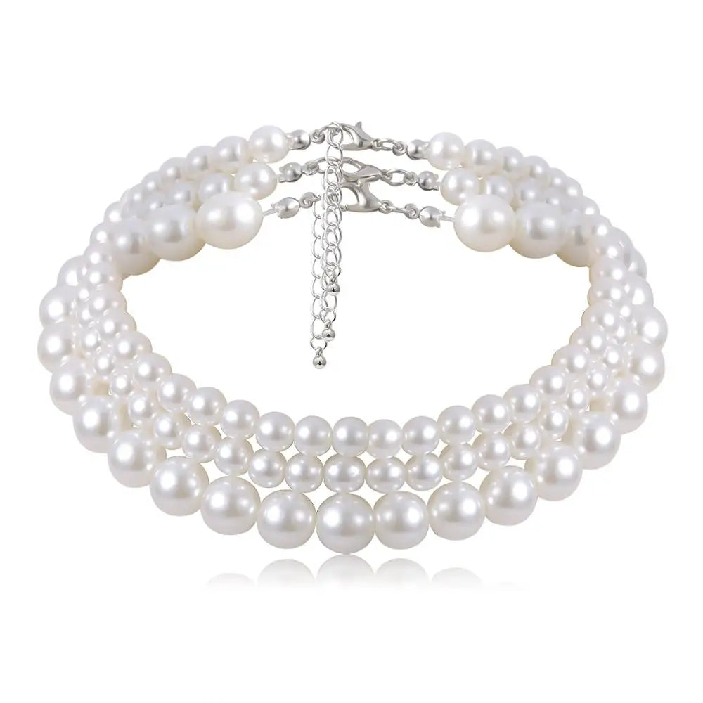Collier blanc avec trois rangs et un style ras de cou