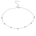 Collier ras de cou avec une chaîne de couleur argentée composée de petites fleurs