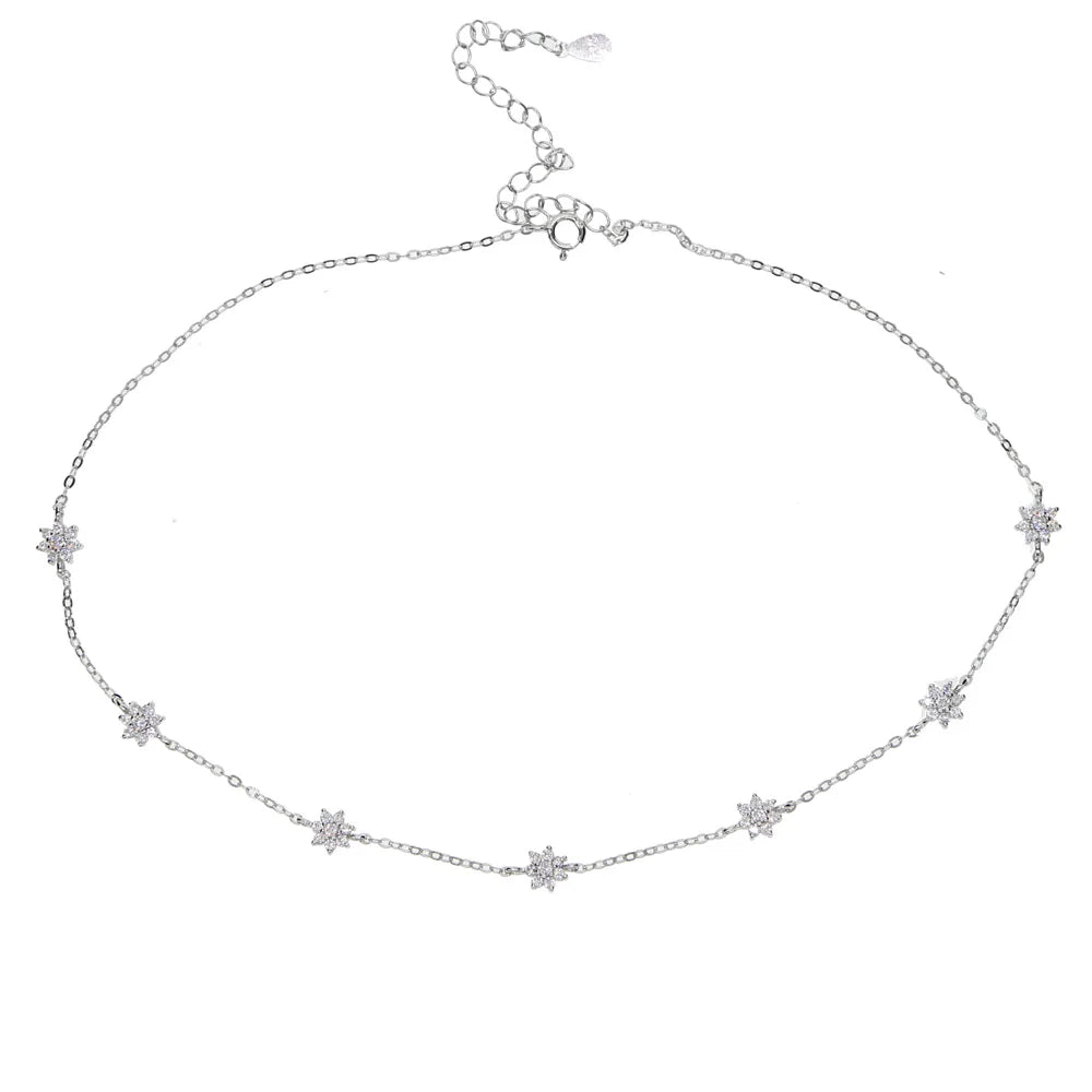 Collier ras de cou avec une chaîne de couleur argentée composée de petites fleurs