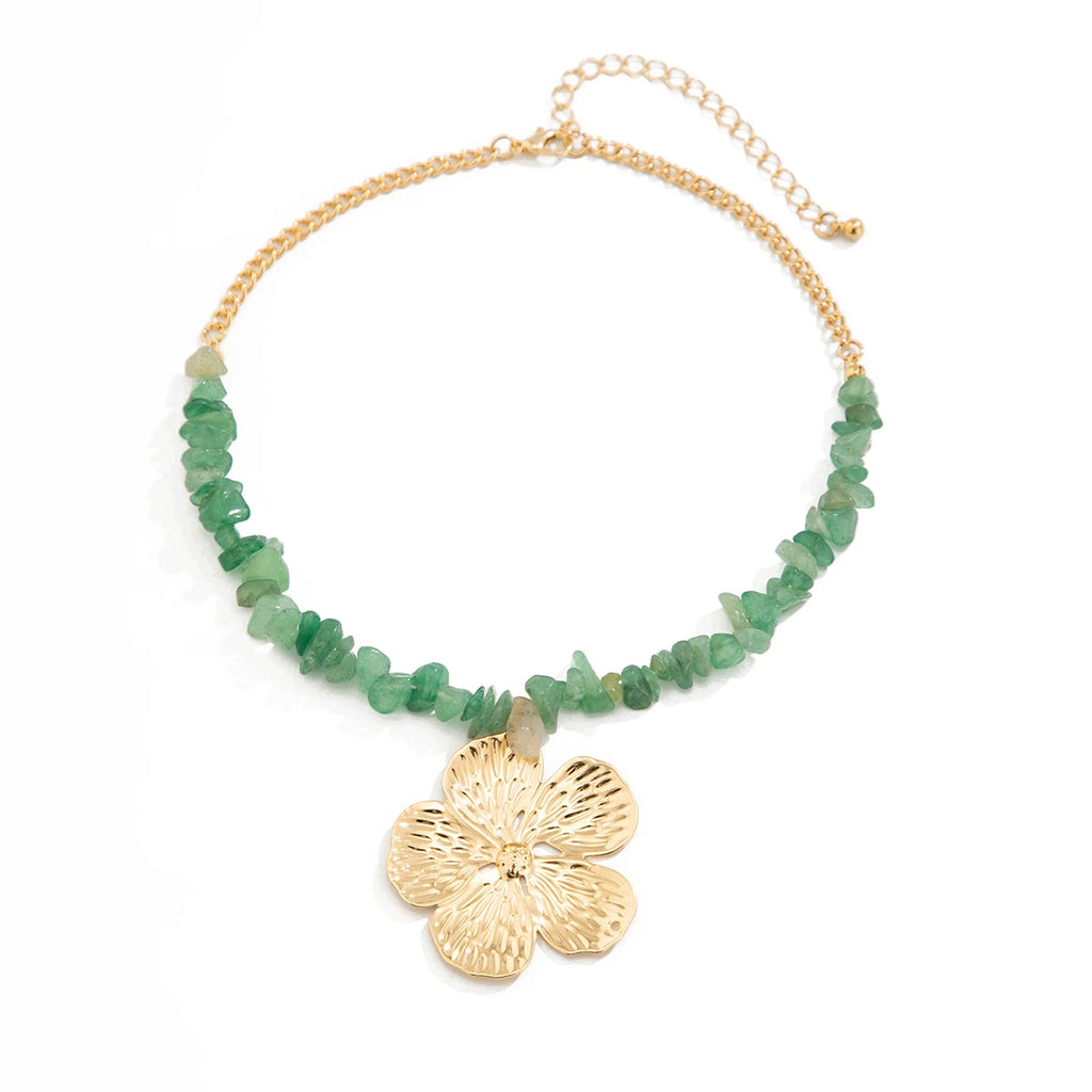 Collier vert avec un style vintage et un pendentif doré en forme de fleur