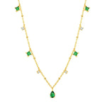 Collier vert avec une chaîne fine et dorée 