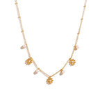 Collier breloque avec des fleurs dorées et boules blanches 