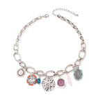 Collier breloque avec un design coloré et audacieux 