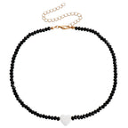 Collier ras de cou noir avec pendentif en forme de cœur blanc 