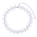Collier ras de cou de couleur argentée composée de petits bâtons