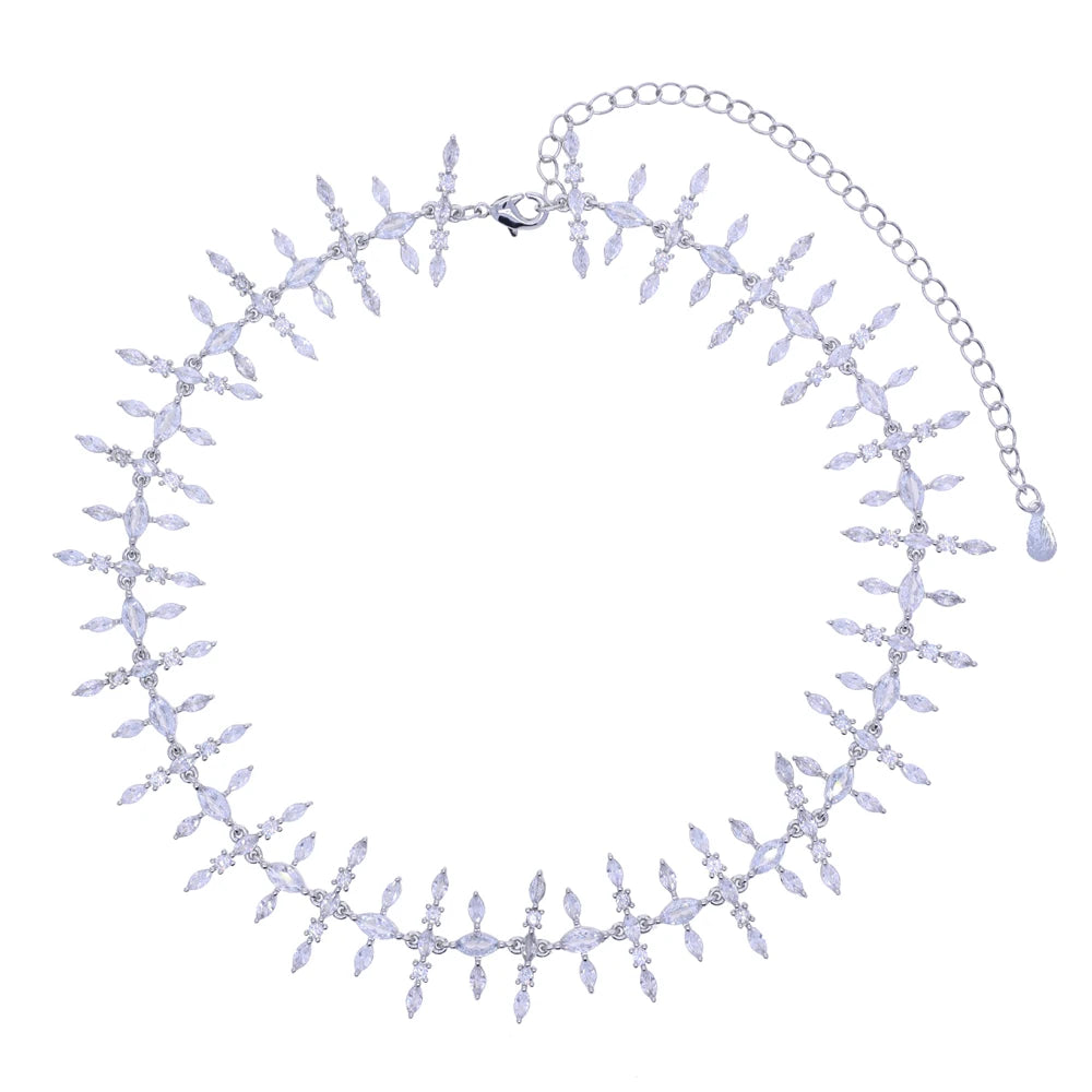 Collier ras de cou de couleur argentée composée de petits bâtons