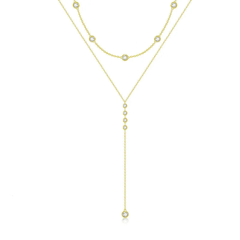 Collier en y ayant un style minimaliste et une couleur dorée 