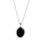 Collier noir avec une chaîne grise 