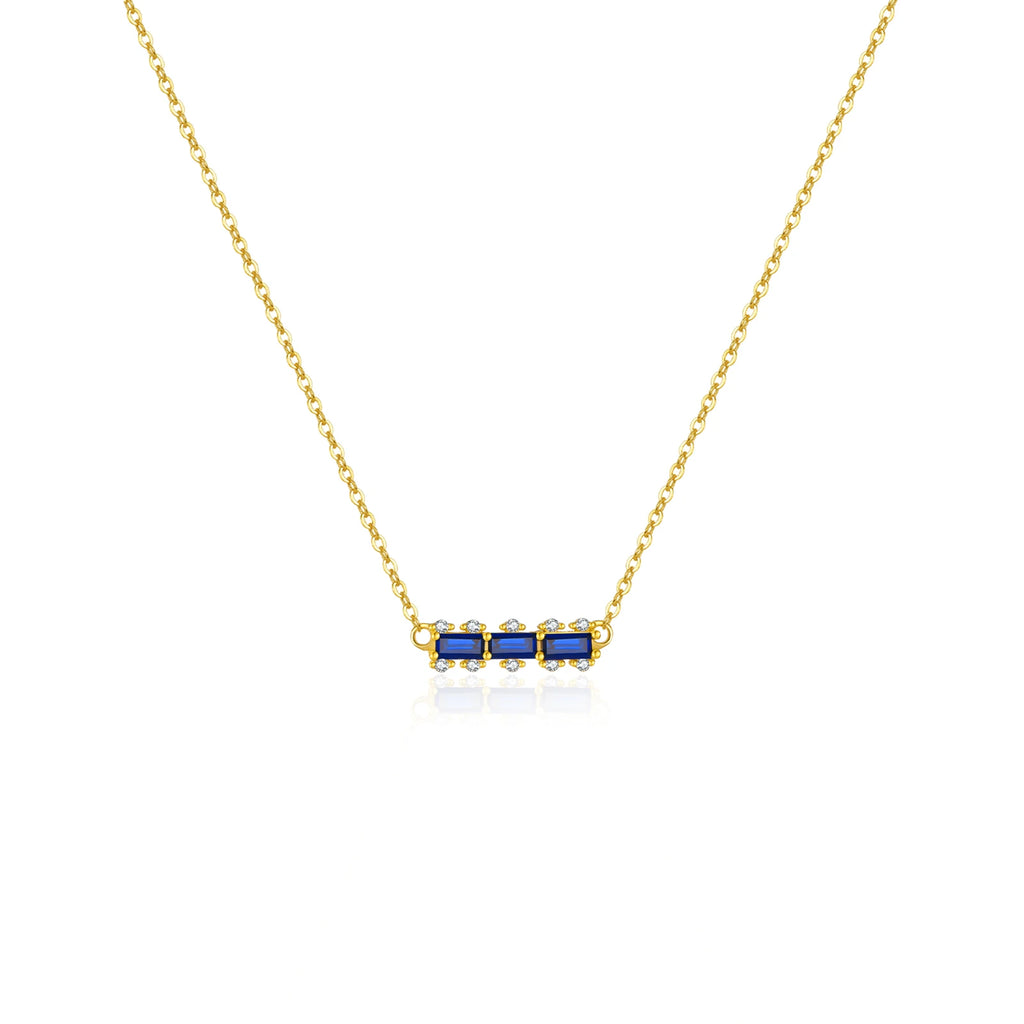 Collier bleu avec un pendentif rectangulaire et une chaîne dorée 