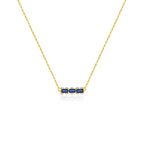 Collier bleu avec un pendentif rectangulaire et une chaîne dorée 