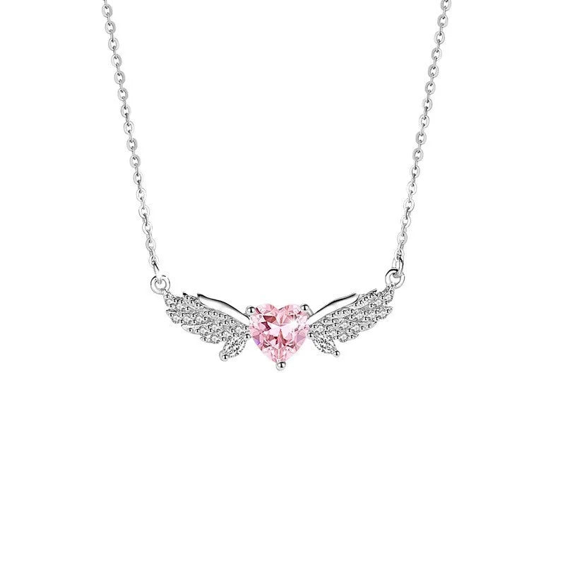 Collier rose avec une chaîne fine et argentée et un pendentif en forme d'oiseau