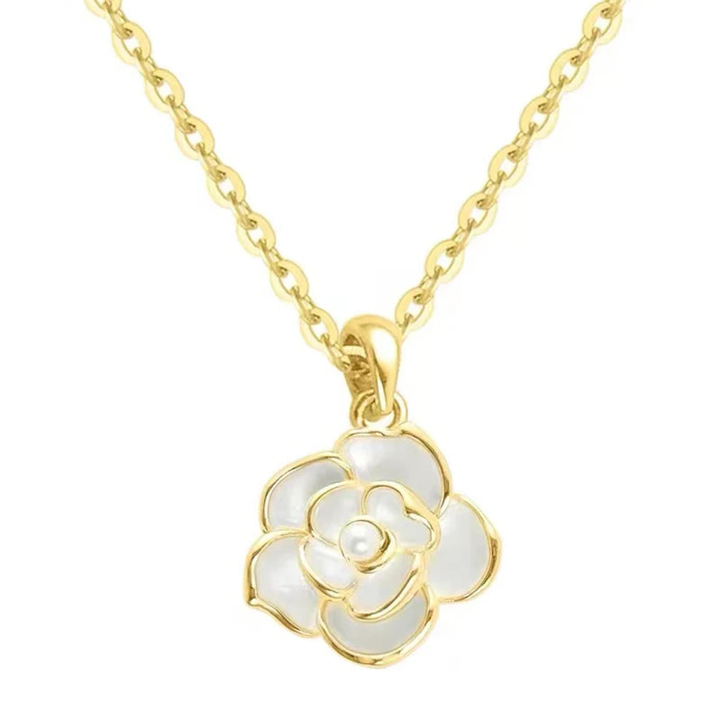 Collier blanc avec une chaîne dorée et une belle fleur blanche 