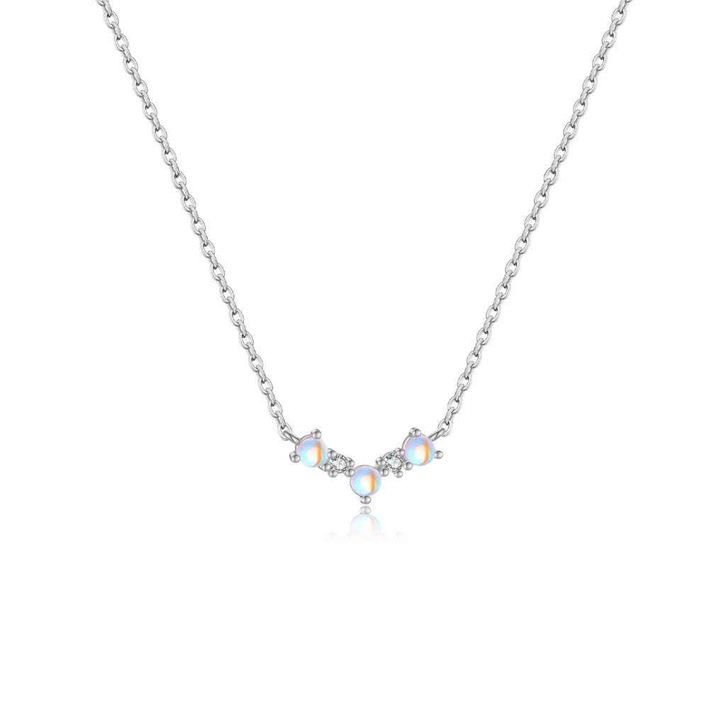Collier minimaliste très fin et élégant et de couleur argentée 