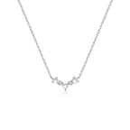 Collier minimaliste très fin et élégant et de couleur argentée 