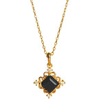 Collier noir avec une chaîne dorée et un pendentif carré de couleur noire 