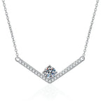 Collier fin avec pendentif en forme de V 