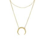 Collier fin de couleur dorée avec un pendentif en forme de lune 