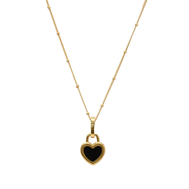 Collier cœur avec un côté de couleur noire et un autre de couleur blanche