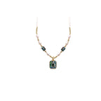 Collier vert avec motifs blancs, verts et dorés 