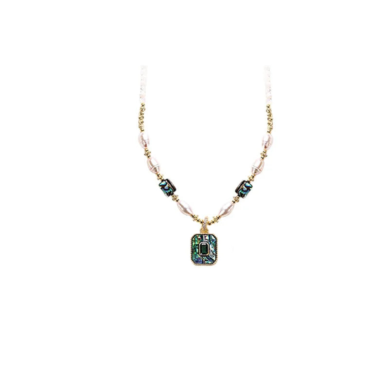 Collier vert avec motifs blancs, verts et dorés 