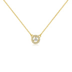 Collier fin doré avec un pendentif circulaire très discret 