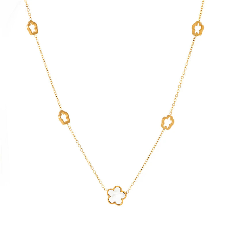 Collier fleur avec une chaîne dorée et pendentif blanc et doré 