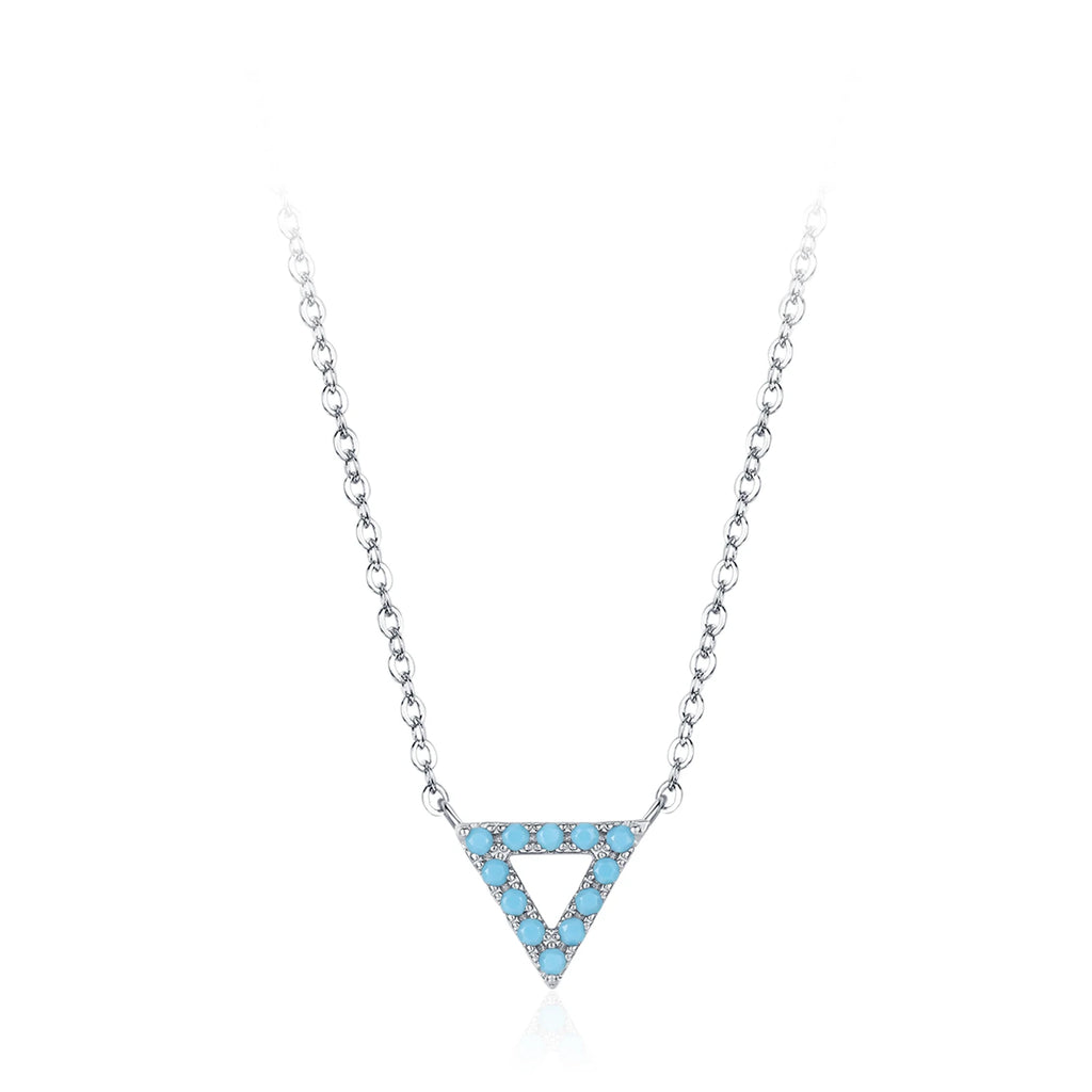 Collier bleu avec un pendentif géométrique
