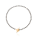 Collier ras de cou de couleur noire avec pendentif de couleur dorée 