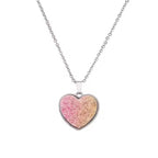 Collier cœur avec un pendentif de couleur rose naturelle 