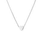 Collier cœur de couleur argentée avec un design uni