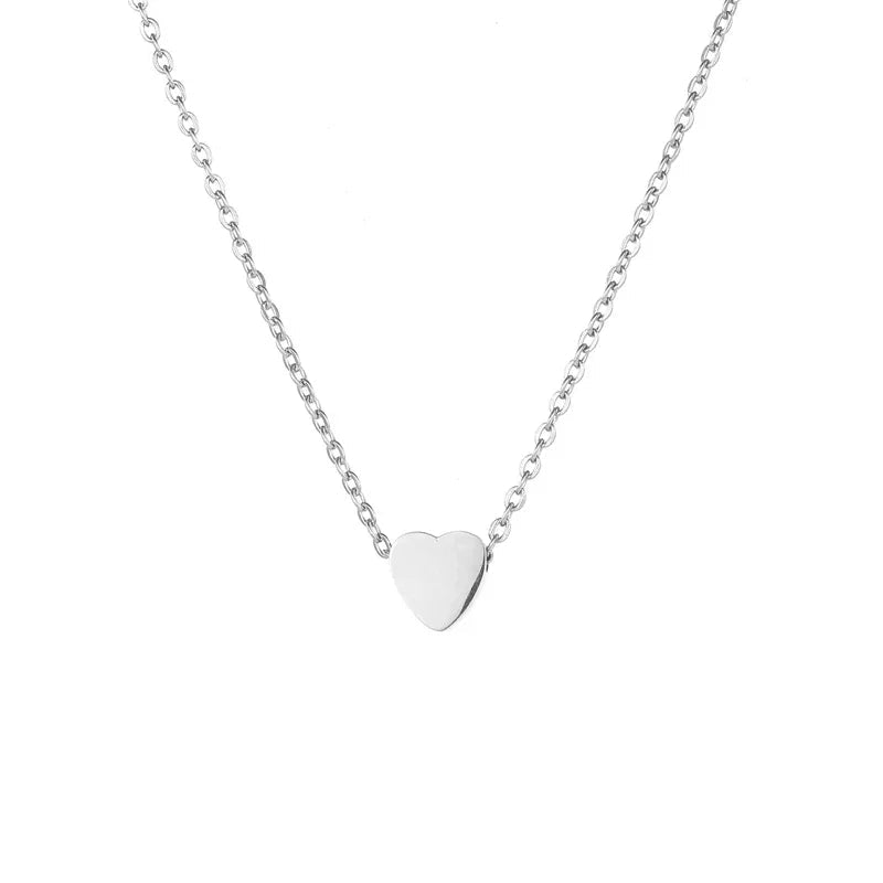 Collier cœur de couleur argentée avec un design uni