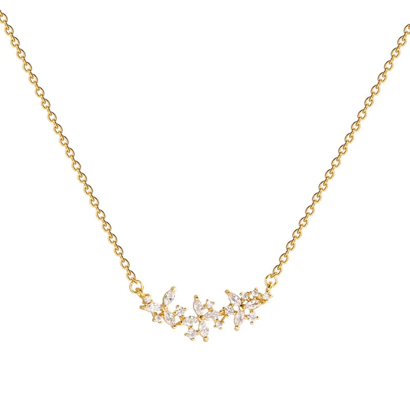 Collier fleur avec pendentif très minimaliste et de couleur blanche 