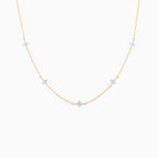 Collier fleur avec une chaîne très fine et des petits motifs de fleurs bleues 