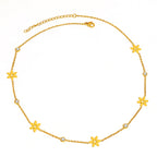 Collier fleur avec plusieurs motifs en forme de fleurs dorées 