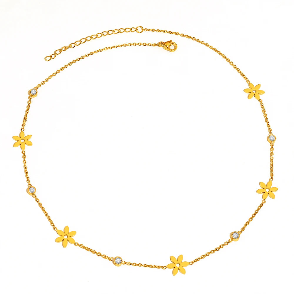 Collier fleur avec plusieurs motifs en forme de fleurs dorées 