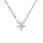 Collier fleur avec un design très minimaliste et de couleur argentée 