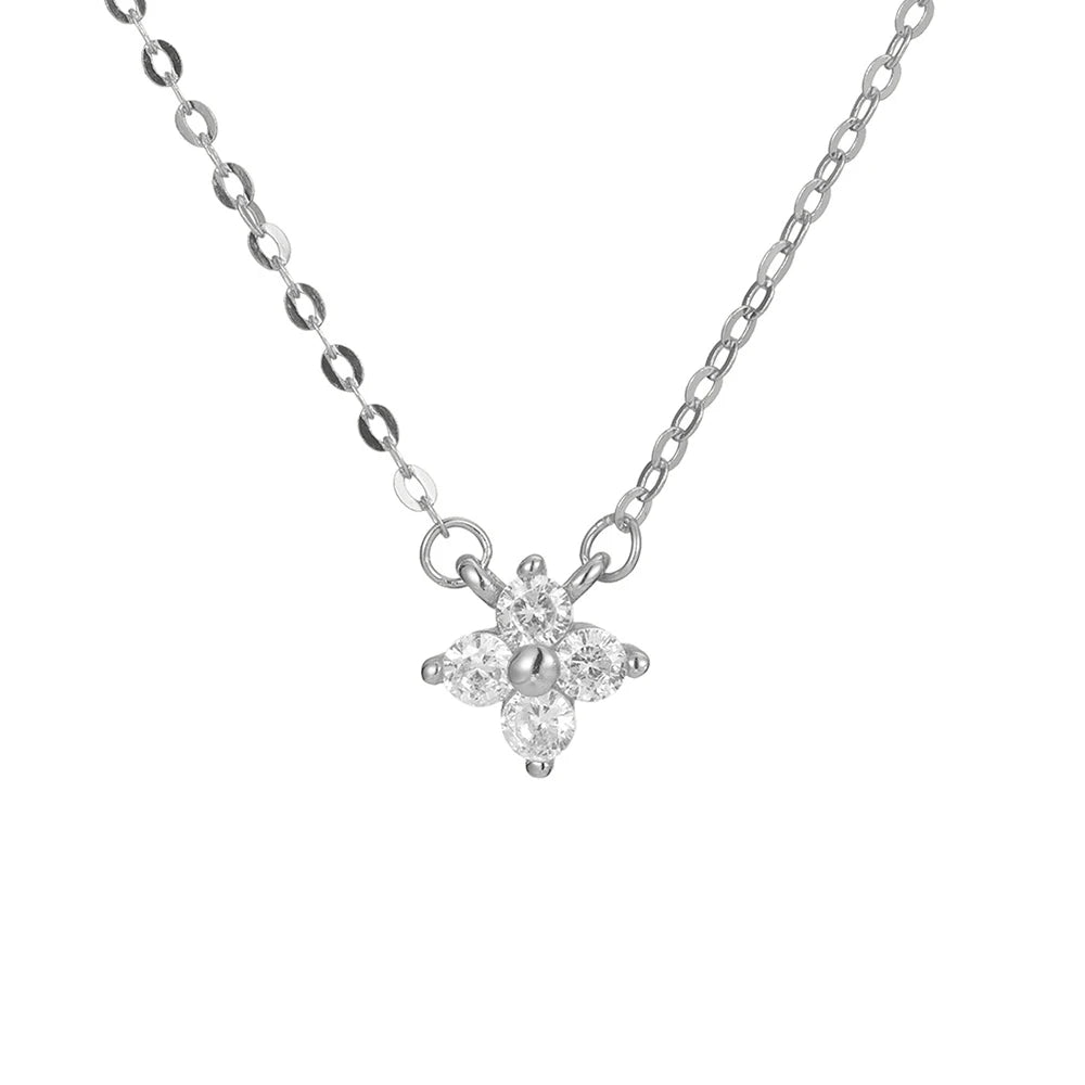 Collier fleur avec un design très minimaliste et de couleur argentée 