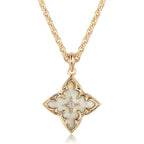 Collier blanc et doré avec un pendentif style vintage 