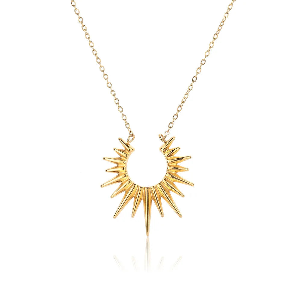 Collier fantaisie de couleur dorée avec un pendentif en forme de soleil