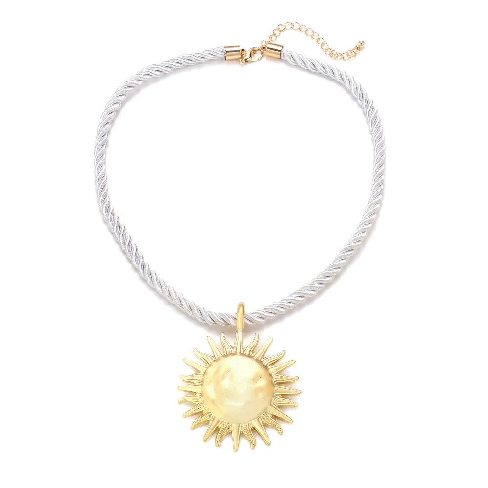 Collier fleur épais avec un pendentif doré très gros 