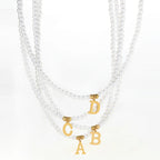 Collier lettre de couleur blanche et dorée 